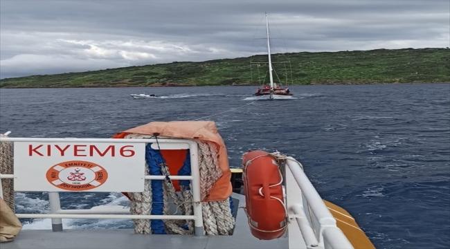 Bodrum'da denizde sürüklenen tekne kıyıya yanaştırıldı