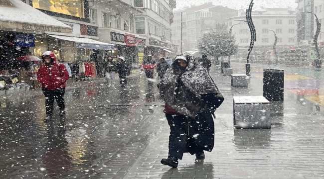 Bolu'da kar yağışı etkili oluyor