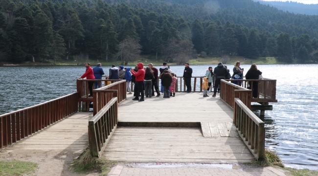 Bolu'ya gelen depremzedeler Gölcük Tabiat Parkı'nı gezdi