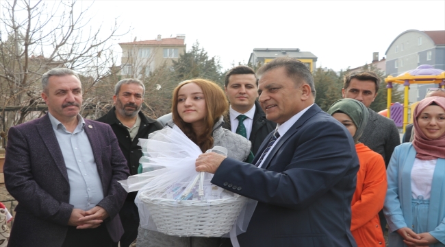 Burdur'da bir mahallede yaşayan gönüllüler 25 afetzede aileyi misafir ediyor