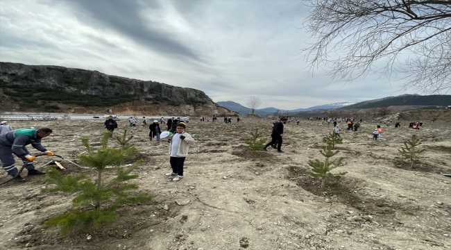 Burdur'da fidanlar, depremde hayatını kaybedenler anısına toprakla buluştu