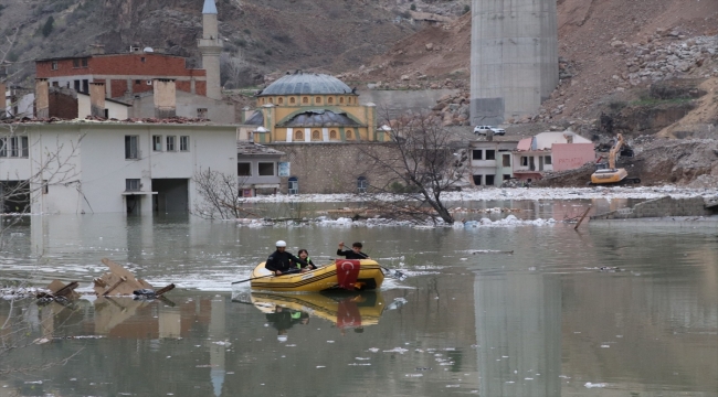 Büyük bölümü Yusufeli Barajı suları altında kalan ilçedeki sahipsiz hayvanlar botla kurtarıldı