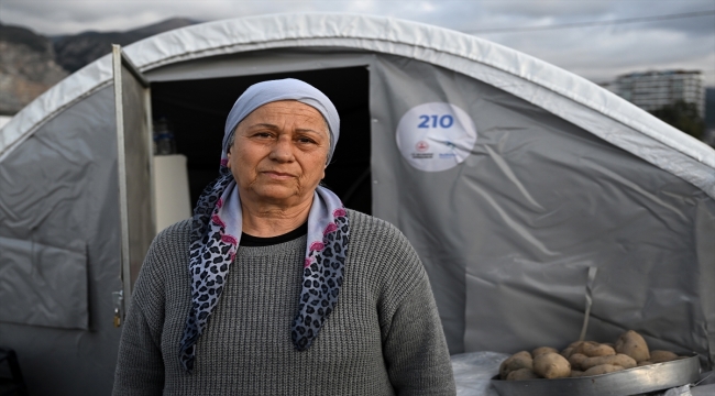 Çadırların yükünü kadınlar çekiyor