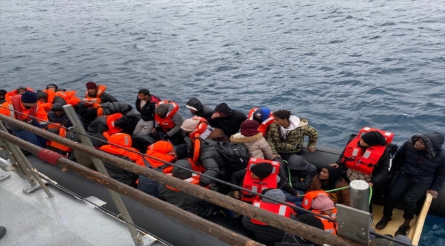 Çanakkale açıklarında lastik bottaki 40 düzensiz göçmen kurtarıldı