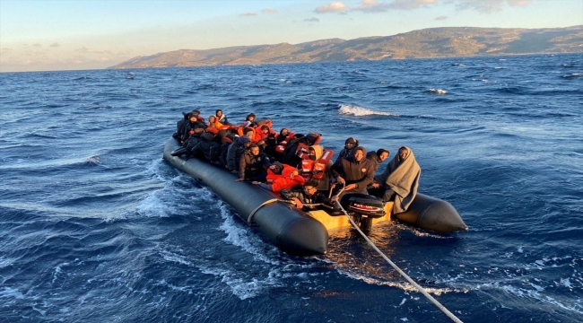 Çanakkale açıklarında lastik bottaki 46 düzensiz göçmen kurtarıldı