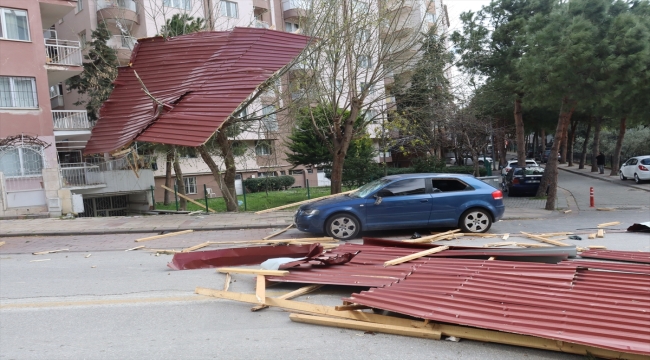 Denizli ile İzmir'de etkili olan lodos ve sağanak hayatı olumsuz etkiledi