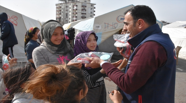 Depremde 7 yakınını kaybeden dernek başkanı afetzedeler için seferber oldu