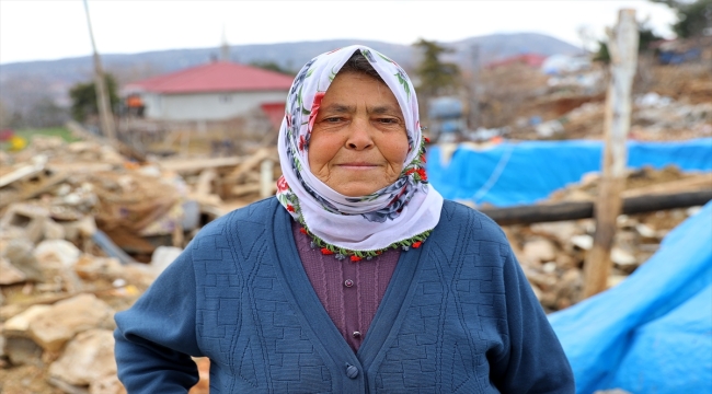 Depremden 8 gün sonra enkazdan çıkarılan hayvanlarıyla teselli buluyorlar