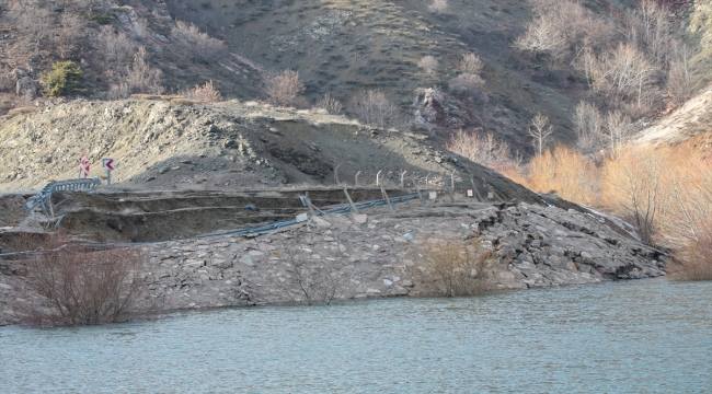 Depremler Adıyaman-Çelikhan yolunda çökmeye yol açtı