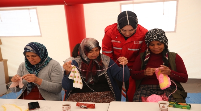 Depremzede kadınlar Türk Kızılayın açtığı atölyede örgü örerek stres atıyor