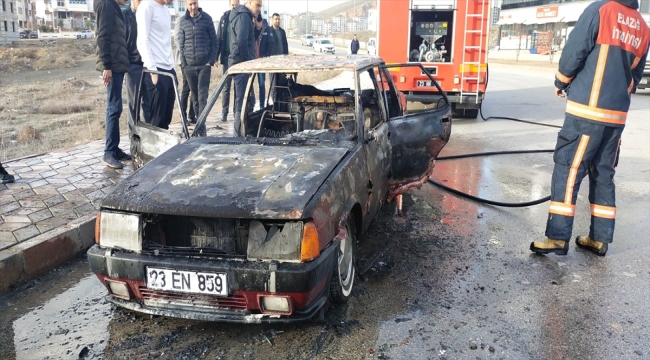 Elazığ'da seyir halindeki otomobil yandı