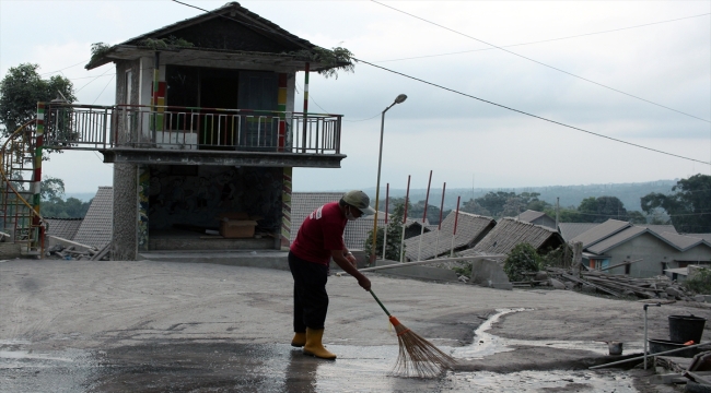 Endonezya'da Merapi Yanardağı'nın faaliyete geçmesiyle bölgede turizm ve madencilik faaliyetleri durdu