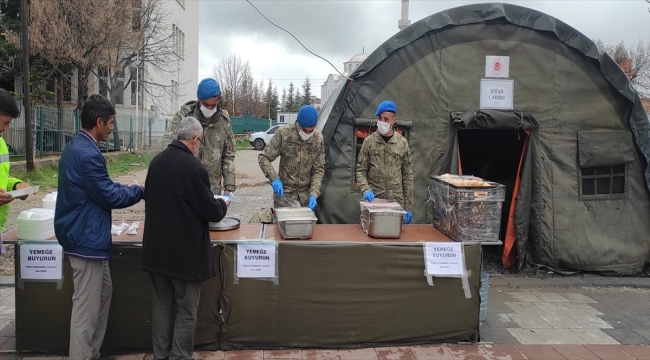 Erciyes'in "mavi berelileri" depremzedelerin yaralarını sarıyor