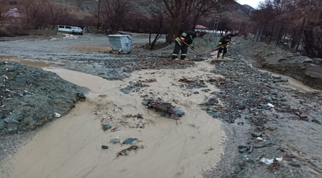 Erzincan'da sağanak taşkınlara neden oldu