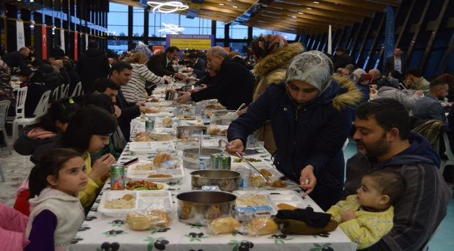 Erzurum'da depremzedelere iftar verildi