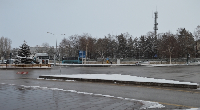 Erzurum ve Kars'ta kar yağışı etkisini artırdı