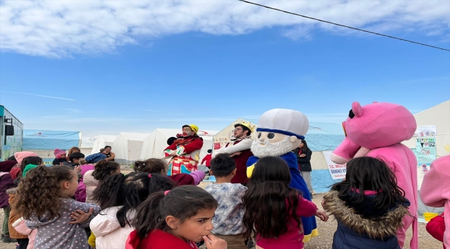 Erzurumlu tiyatro topluluğu Malatya ve Adıyaman'da depremzede çocukların yüzünü güldürüyor