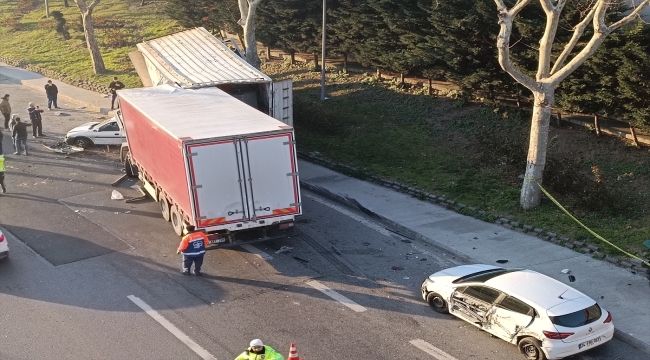 Esenler'de kamyonun park halindeki araçlara çarpması sonucu 3 kişi yaralandı