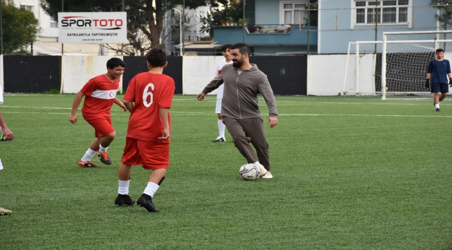 Eski futbolcu Arda Turan, depremzede çocuklarla gösteri maçı yaptı