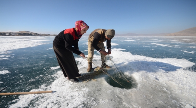 Eskimo usulü balık avlayan kadın, ekmeğini buzun altından çıkartıyor