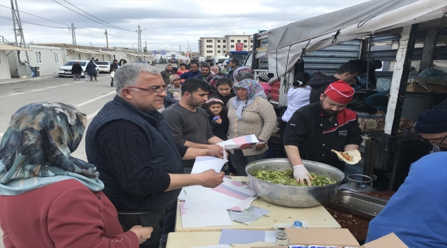 Gaziantepli esnaf 2 bin depremzedeye tavuk döner ikram etti