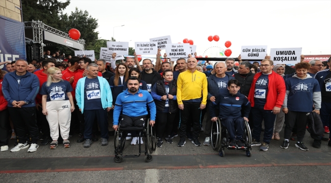 Gençlik ve Spor Bakanı Kasapoğlu, 18. Antalya Maratonu'ndaki farkındalık koşusuna katıldı