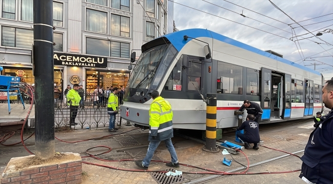 Fatih'te tramvay raydan çıkıp elektrik direğine çarptı