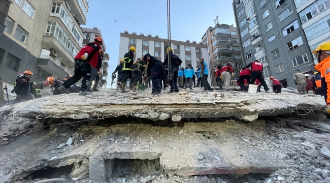 Şanlıurfa'da 6 katlı bina yıkıldı