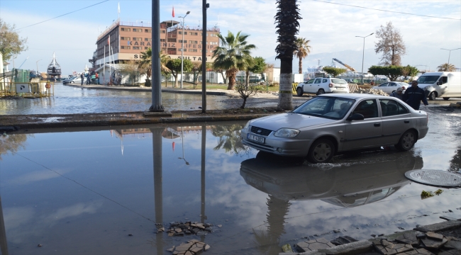 Hatay'ın İskenderun ilçesinde yükselen deniz suyu çekildi