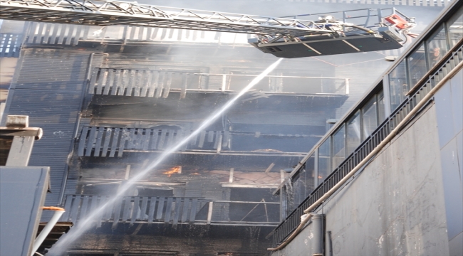 Pendik'te 7 katlı otelde yangın çıktı