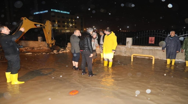 Şanlıurfa'da sağanak su baskınlarına neden oldu