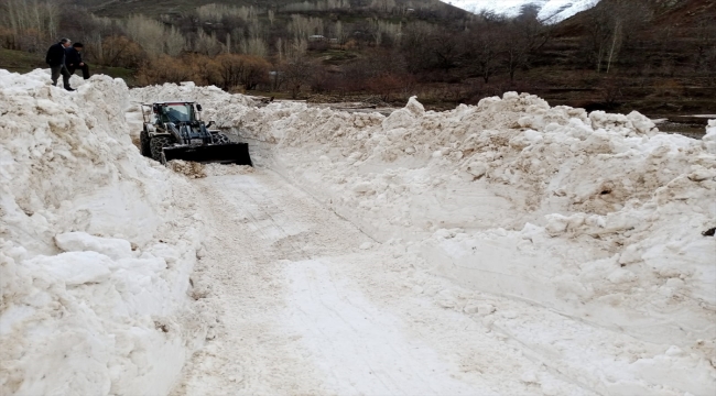 Hakkari'de çığ nedeniyle kapanan köy yolu 2 günlük çalışmayla açıldı