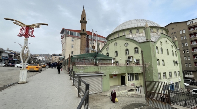 Hakkari'deki bir cami riskli olduğu gerekçesiyle ibadete kapatıldı