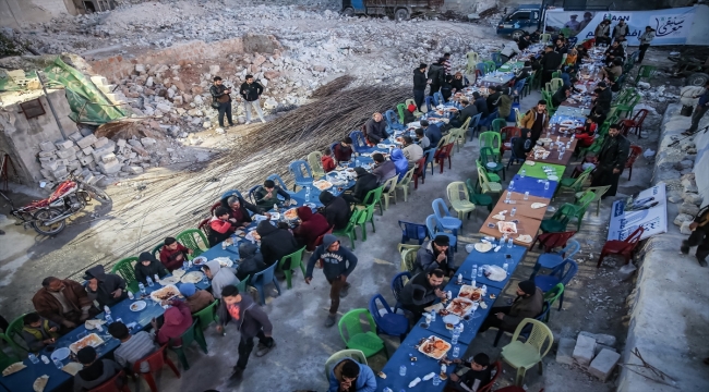 Halep'de enkaz haline gelen evlerin arasında toplu iftar