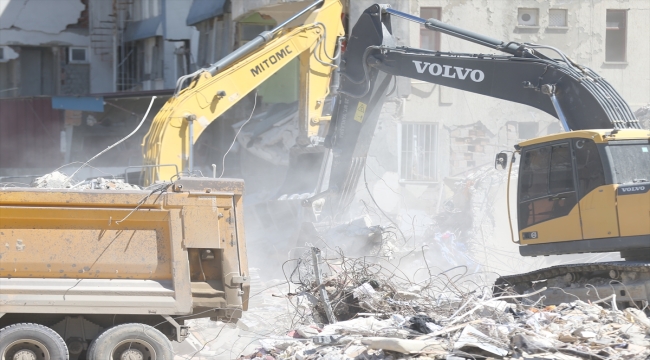 Hatay'da bina yıkım ve enkaz kaldırma çalışmaları 51 mahallede sürüyor