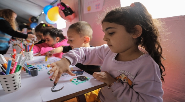 Hatay'da depremzede çocuklar çadır kentteki oyun alanlarında vakit geçiriyor