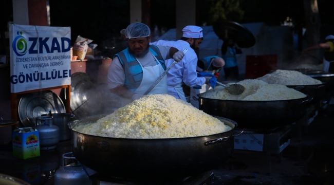 Hatay'da depremzedeler için dev kazanlarda Özbek pilavı pişiriliyor