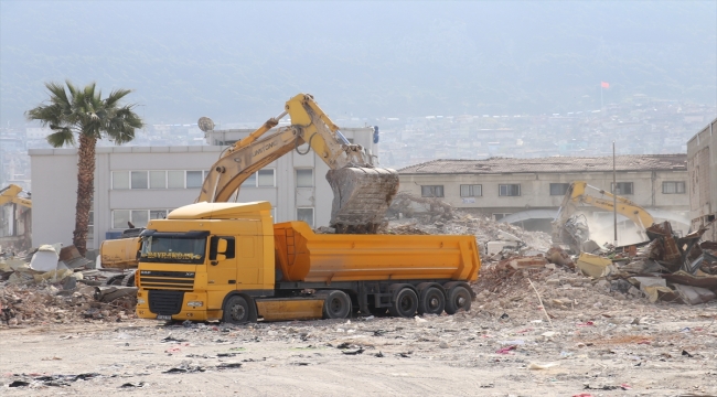 Hatay'da enkaz kaldırma ve yıkım çalışmaları 16 mahallede devam ediyor