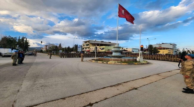 Hatay'da görevini tamamlayan jandarmalar "Komando Marşı" ile kentten ayrıldı