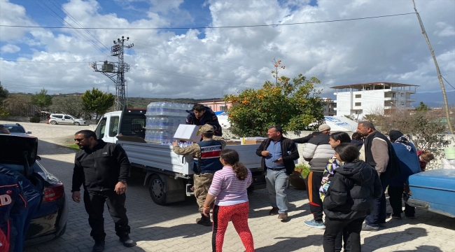 Hatay'da jandarma ekipleri depremzede çocuklara tablet dağıttı