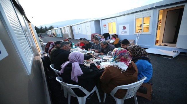 Hatay'da konteyner ve çadır kentlerde kalan depremzedeler ilk iftarı yaptı