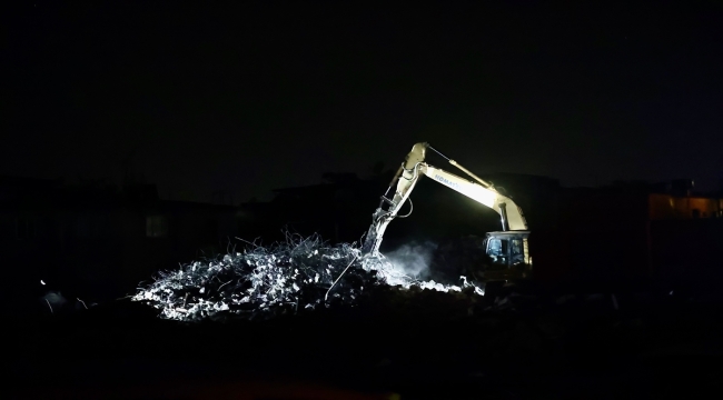 Hatay'da yıkım ve enkaz kaldırma mesaisi gece de sürüyor