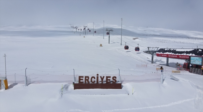 İç Anadolu'nun zirvesi Erciyes'te kar etkili oluyor