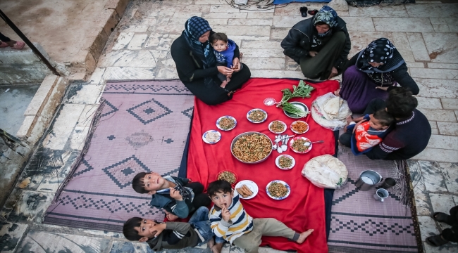 İdlib'deki kamplarda ramazan ayının ilk iftarı yapıldı