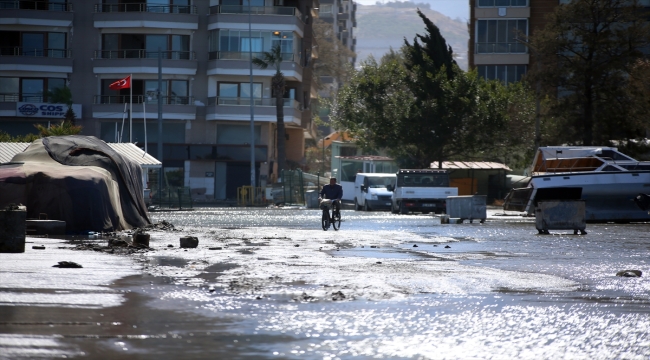 İskenderun'da etkili olan lodos nedeniyle bazı balıkçı tekneleri battı