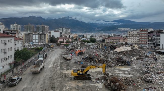 İskenedurun'da bina yıkım ve enkaz kaldırma çalışmaları sürüyor