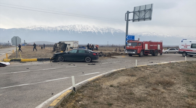 Isparta'da otomobil ile minibüsün çarpıştığı kazada 1 kişi öldü, 2 kişi yaralandı