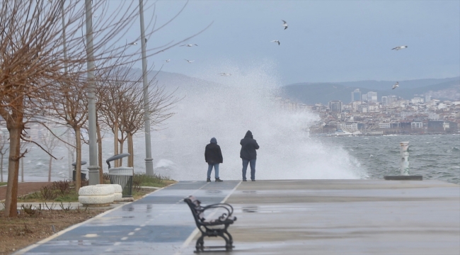 İstanbul'da sağanak ve fırtına ulaşımda aksamalara neden oldu