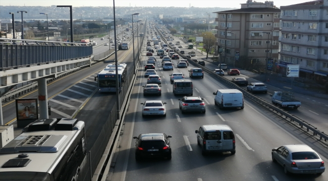 İstanbul'un bazı bölgelerinde haftanın ilk iş gününde trafik yoğunluğu yaşanıyor