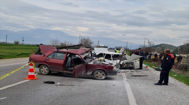 İzmir'de iki otomobilin çarpışması sonucu 2 kişi öldü